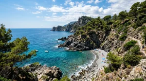 Scogliera e mare turchese a Baia del Corvo tra Varazze e Cogoleto