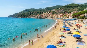 L'Altro Mare Magazine: Vita e Viaggi sulla Riviera 2 Spiaggia libera di sabbia dorata con bagnanti a Celle Ligure