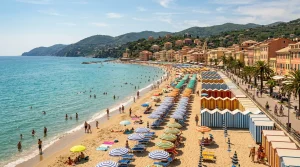 L'Altro Mare Magazine: Vita e Viaggi sulla Riviera 2 Panoramica degli stabilimenti balneari con cabine colorate e mare a Celle Ligure