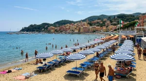 Spiaggia e ombrelloni a righe dello stabilimento Bagni Ligure a Celle Ligure