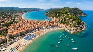 L'Altro Mare Magazine: Vita e Viaggi sulla Riviera 2 Panoramica aerea delle spiagge e del golfo di Celle Ligure in Liguria