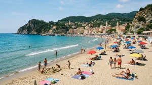 L'Altro Mare Magazine: Vita e Viaggi sulla Riviera 4 Bagnanti e famiglie sulla spiaggia libera sabbiosa di Celle Ligure