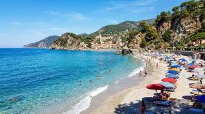 Spiaggia dei Bianchi a Varazze con mare azzurro e ombrelloni colorati