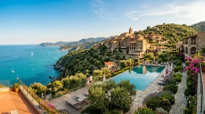 L'Altro Mare Magazine: Vita e Viaggi sulla Riviera 4 Panoramica estiva di Borgo dei Gabbiani a Magliolo con piscina a sfioro e vista mare