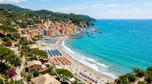 Panoramica aerea del mare turchese e della spiaggia di Celle Ligure