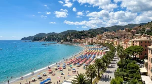 Panoramica estiva delle spiagge sabbiose e del mare a Celle Ligure